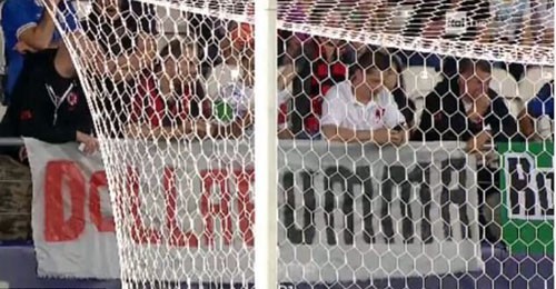 CĐV ném tiền giả vào thủ môn U21 Italy - ảnh 3