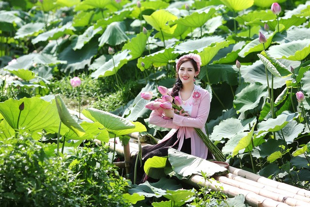 Hot girl Hà Minh bất ngờ “tái xuất” với bộ ảnh rạng ngời bên sen - ảnh 3