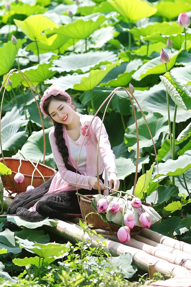 Hot girl Hà Minh bất ngờ “tái xuất” với bộ ảnh rạng ngời bên sen - ảnh 5