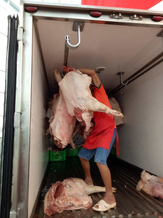 Người dân chen chân 'giải cứu' thịt heo ở Cần Thơ - ảnh 2