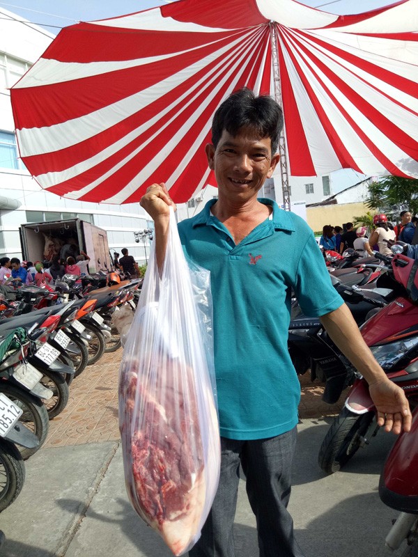 Người dân chen chân 'giải cứu' thịt heo ở Cần Thơ - ảnh 4