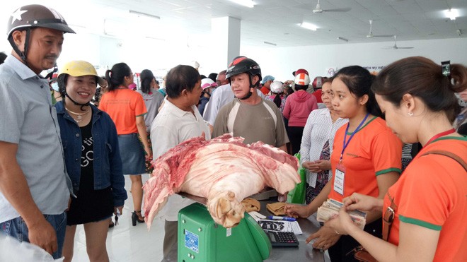 Người dân chen chân 'giải cứu' thịt heo ở Cần Thơ - ảnh 3