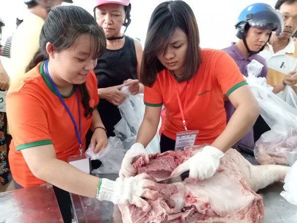 Người dân chen chân 'giải cứu' thịt heo ở Cần Thơ - ảnh 1