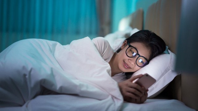 Điều gì sẽ xảy ra khi bạn chăm chú vào điện thoại suốt ngày? - ảnh 1