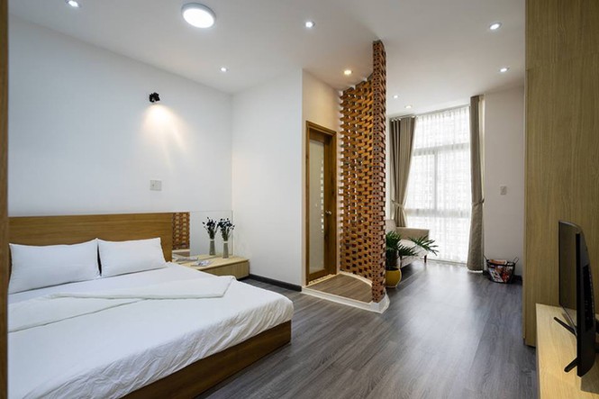 Nhà ống Sài Gòn đẹp nhờ góc giếng trời - ảnh 10