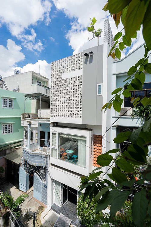 Nhà ống Sài Gòn đẹp nhờ góc giếng trời - ảnh 1