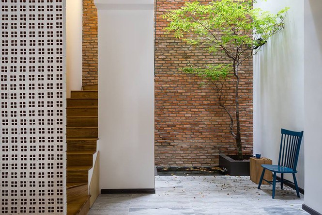 Nhà ống Sài Gòn đẹp nhờ góc giếng trời - ảnh 5