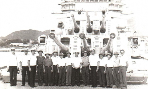 Thủ trưởng Bộ Quốc Phòng Việt Nam (giữa) và các thành viên Ban tham mưu lữ đoàn 26, PMTO, trên tuần dương hạm chỉ huy