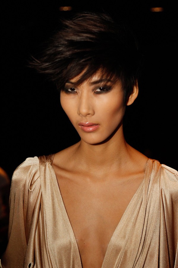 Hoàng Thùy ấn tượng sau khi make-up xong