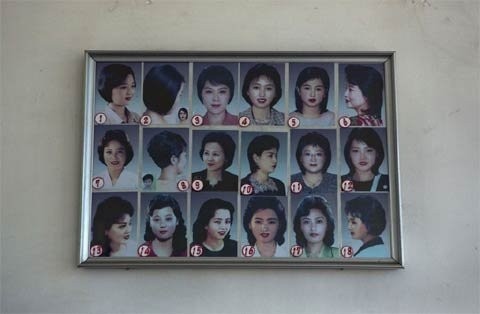 Khung ảnh về các kiểu tóc tại một hiệu làm tóc ở Bình Nhưỡng ngày 20/2
