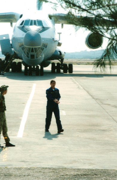 Ngày 3 tháng 5 năm 2002 trên sân bay Cam Ranh. Chuyến máy bay vận tải quân sự IL-76 cuối cùng