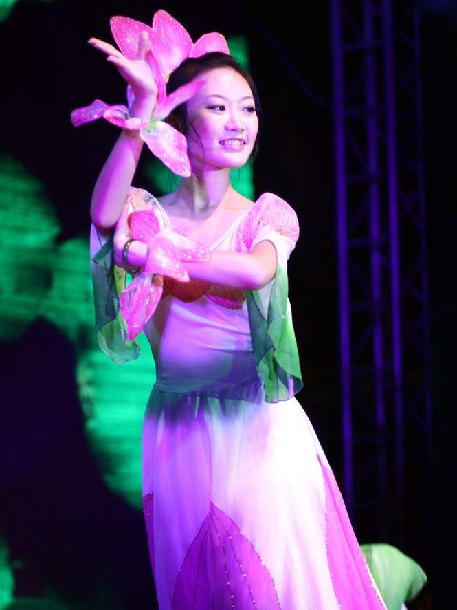Duyên dáng với múa hoa sen