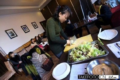 Trong số hơn 160 thí sinh tham gia chỉ có 20 người vào vòng trong. Mỗi người trổ tài nấu nướng và ban giám khảo đánh giá từng người qua việc cắt khoai tây và trộn rau