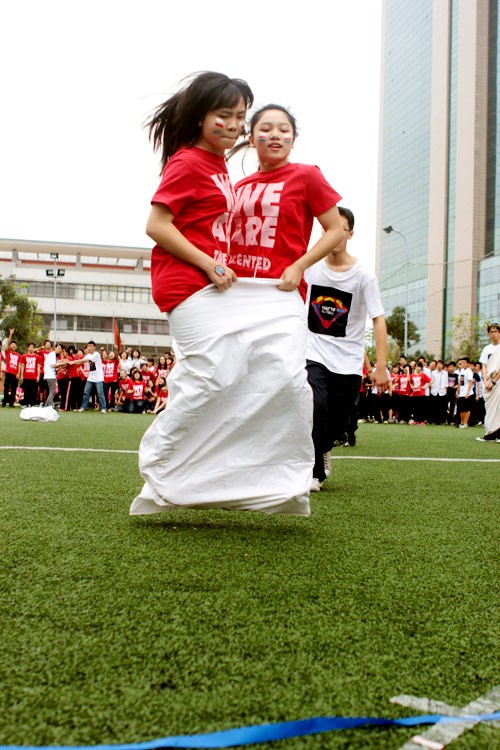 Trước khi nhảy bao bố, 2 thành viên phải quay 15 vòng rồi mới nhảy về đích