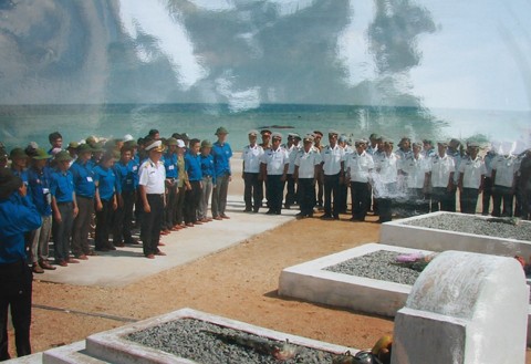 Tri ân liệt sỹ trên đảo Trường Sa