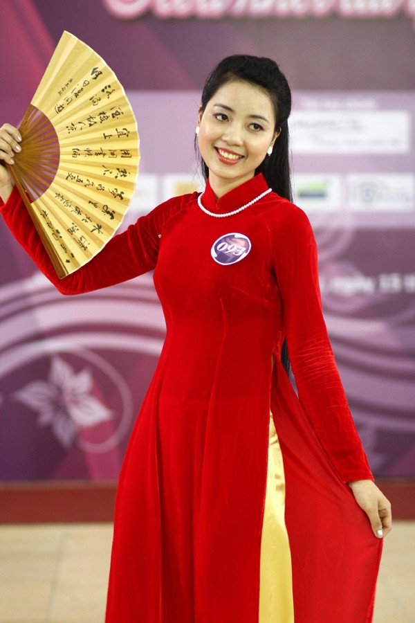 Bên cạnh đó còn có dụng cụ biểu diễn như quạt