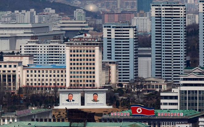 Chân dung hai cha con, hai nhà lãnh đạo, Kim Nhật Thành – Kim Jong Il được đặt trên cao tại trung tâm thủ đô.