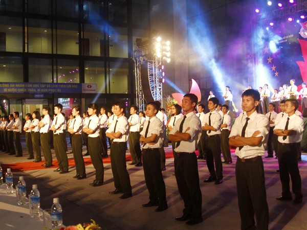 Mở màn đêm thi là màn nhảy dân vũ của 200 học viên Học viện An ninh