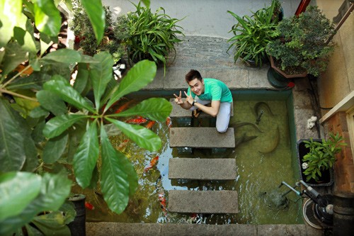 Tùng Lâm có sở thích nuôi cá kiểng, những lúc rảnh rỗi anh thường chăm sóc đàn cá yêu quý, trong đó, có những con được nuôi hơn ba năm