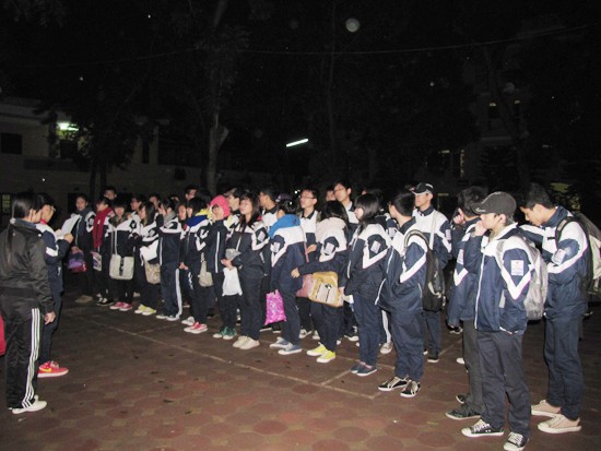 Lớp học thể dục tiết 5 giữa sân trường. Để có đủ ánh sáng cho học sinh học tập, ngay từ hôm qua, nhà trường đã trang bị dây điện, bóng đèn tuýp trên sân.