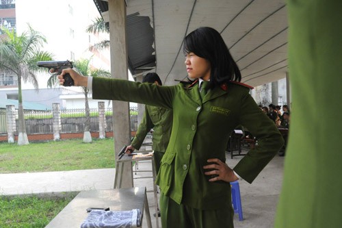 Uốn nắn từng động tác cho các học trò