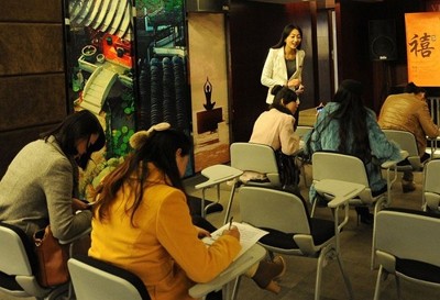 Các cô gái phải trải qua 5 vòng từ sơ tuyển, kiểm tra tâm lý, phán đoán nhân tướng, thể hiện tài năng và thể hiện thiên hướng tình cảm