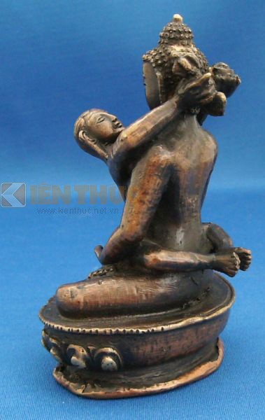Một quan điểm cho rằng người phụ nữ không mảnh vải che thân với những động tác gợi tình tượng trưng cho sự quyến rũ trần tục