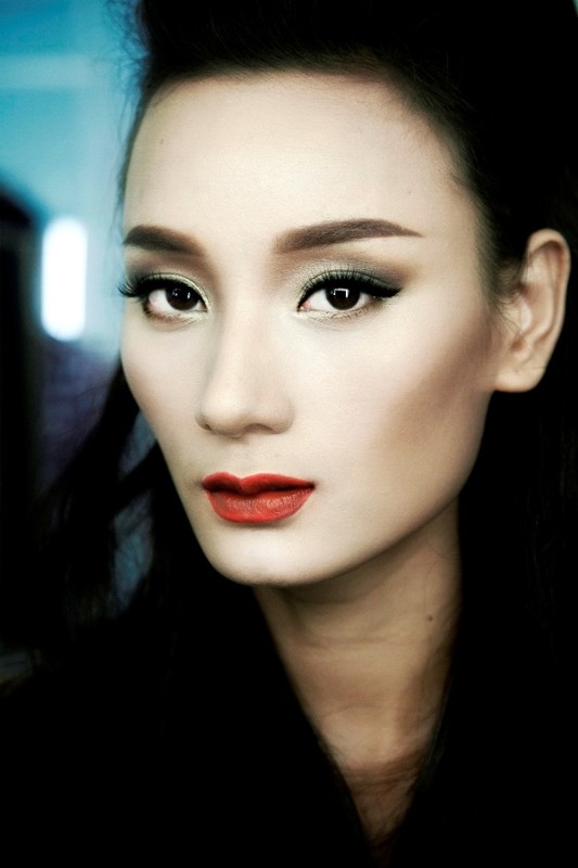 Chân dài 'lột xác' nhờ trang điểm - ảnh 2