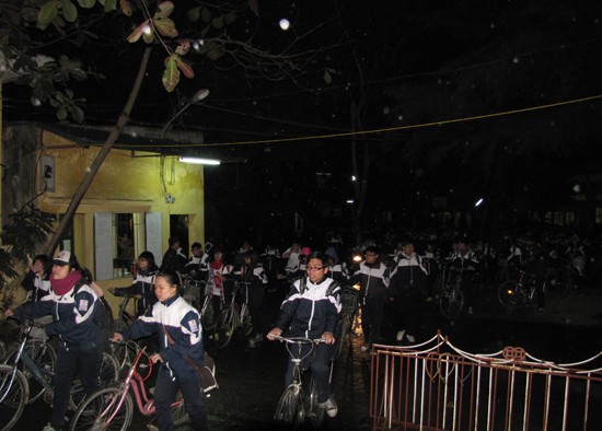 Đúng 19h, tiếng trống tan trường vang lên, hàng trăm học sinh ùa xuống. Ai cũng muốn nhanh chóng về nhà.