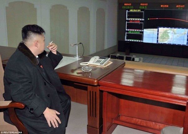 Lãnh đạo Kim Jong-Un đang hút thuốc tại Trung tâm điều hành vệ tinh nhân tạo