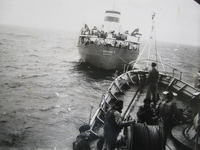 Tháng 1 năm 1979. Trên đường vào Biển Đông, tiếp dầu trên hành trình từ tàu chứa