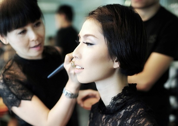 Chân dài 'lột xác' nhờ trang điểm - ảnh 5