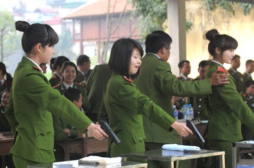 Tập thao tác cơ bản về kỹ thuật bắn súng K-54