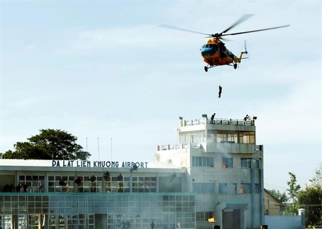 Lính đặc công sẵn sàng chiến đấu
Bộ đội đặc công huấn luyện chống khủng bố ở sân bay. (Nguồn: Binh chủng Đặc công)