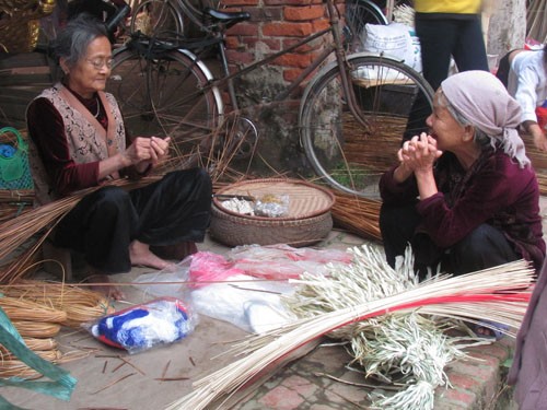 Gian hàng bán vật liệu làm nón của bà Sen vẫn tồn tại với nghề nón trong hơn 40 năm qua