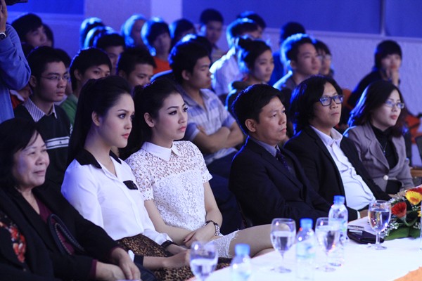 Đây là chương trình do T.Ư Đoàn TNCS Hồ Chí Minh, báo Tiền Phong, ĐH FPT phối hợp tổ chức. Tham dự có bà Lê Thị Bích Hồng, Vụ phó Vụ Văn hóa Văn nghệ Ban Tuyên giáo T.Ư; ông Lê Quang Tự Do, Phó trưởng Ban Tuyên giáo T.Ư Đoàn; ông Trần Thanh Lâm, Phó Tổng biên tập báo Tiền Phong; ông Lê Anh Đạt, Phó Tổng TKTS kiêm Trưởng ban Thanh niên báo Tiền Phong; Tiến sỹ Tâm lý Nguyễn Kim Quý. Đại diện trường ĐH FPT, bà Nguyễn Hoài Anh, trưởng phòng Quan hệ cộng đồng cùng tham dự. Đặc biệt, đêm giao lưu có sự góp mặt của hai Á hậu cuộc thi HHVN 2012 Dương Tú Anh và Đỗ Hoàng Anh, ca sĩ Mai Trang