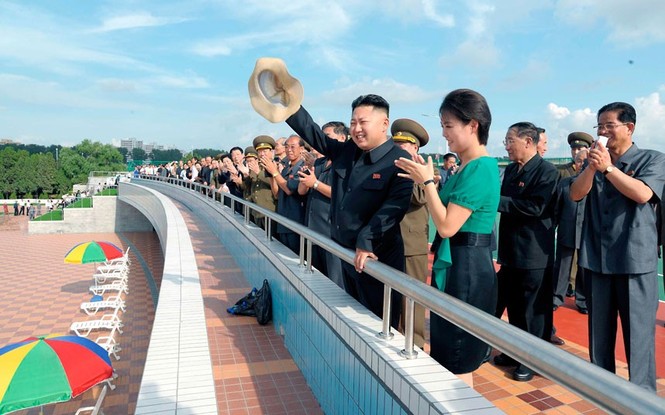 Nhà lãnh đạo Kim Jong Un cùng vợ và các quan chức khác có mặt tại buổi lễ khánh thành Khu vui giải trí ở thủ đô Bình Nhưỡng ngày 25-7