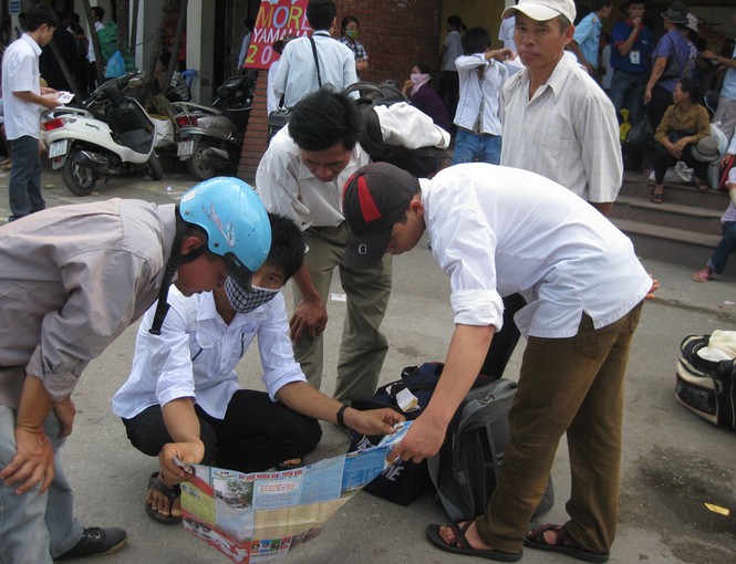 Tay xách nách mang 'lai kinh ứng thí' - ảnh 9