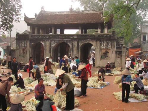 Hơn 5 giờ sáng, không khí của phiên chợ Chuông bên trong sân đình đã khá nhộn nhịp