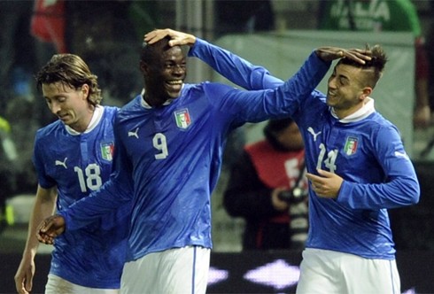 Balotelli và El Shaarawy sờ đầu nhau khi ăn mừng