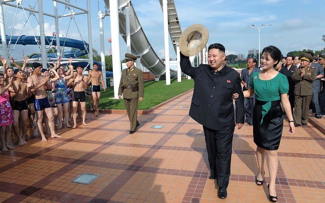 Mọi người trong khu vui chơi vẫy tay chào vợ chông nhà lãnh đạo Kim Jong Un