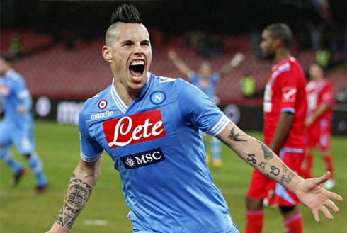 Hamsik với kiểu đầu chỏm giữa vuốt dựng đứng