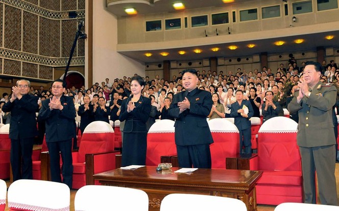 Người phụ nữ trẻ xuất hiện bên cạnh ông Kim Jong Un trong thời gian gần đây chính là đệ nhất phu nhân CHDCND Triều Tiên