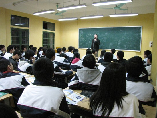 Một thầy giáo nước ngoài giảng dạy tiết 5. Lớp học vẫn sôi nổi, ngập tiếng cười vì những câu nói hài hước, vui nhộn của thầy.