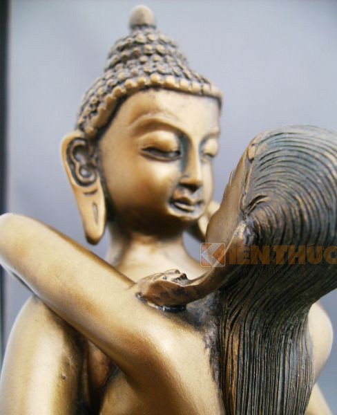 Trong khi đó sự bình thản của Đức Phật là minh chứng cho cái tâm đã được giải thoát khỏi bụi trần