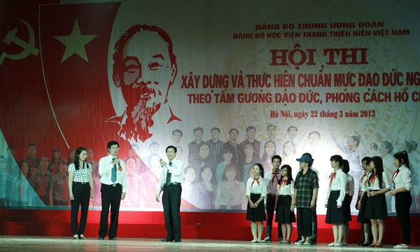 Phần thi tài năng kể chuyện Bác Hồ thăm trại trẻ mồ côi Kim Đồng của khoa Công tác thiếu nhi