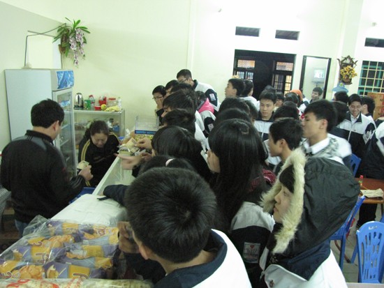 Hết tiết bốn, căng tin nhỏ của trường đón cả trăm học sinh xuống mua bánh mỳ, mỳ tôm ăn chống đói.