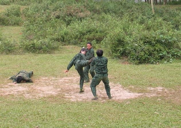 Lính đặc công sẵn sàng chiến đấu
Nữ chiến sỹ đặc công huấn luyện đánh địch. (Nguồn: Binh chủng Đặc công)