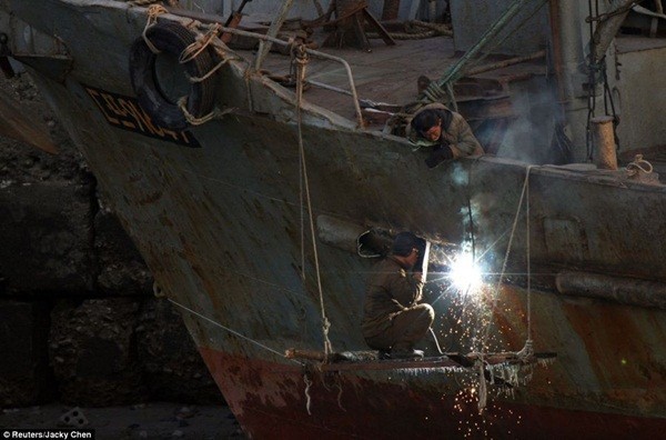 Công nhân sửa chữa tàu