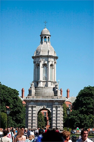 Tên đầy đủ của trường là Trinity College Dublin (TCD). Ngôi trường này được chính thức thành lập năm 1952, là trường đại học hàng đầu của Ireland